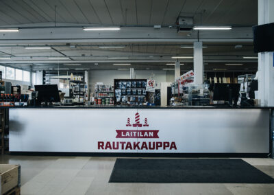 Laitilan Rautakauppa myyntitiski