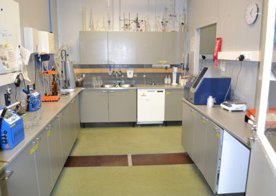 Laitilan Wirvoitusjuomatehdas, laboratorion kalusteet